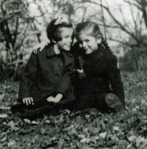 Карин със сестра си Фелиция, Сентрал Парк, Ню Йорк, САЩ, 1943г. // Karin and her sister Felicia, Central Park, New York, USA, 1943.
